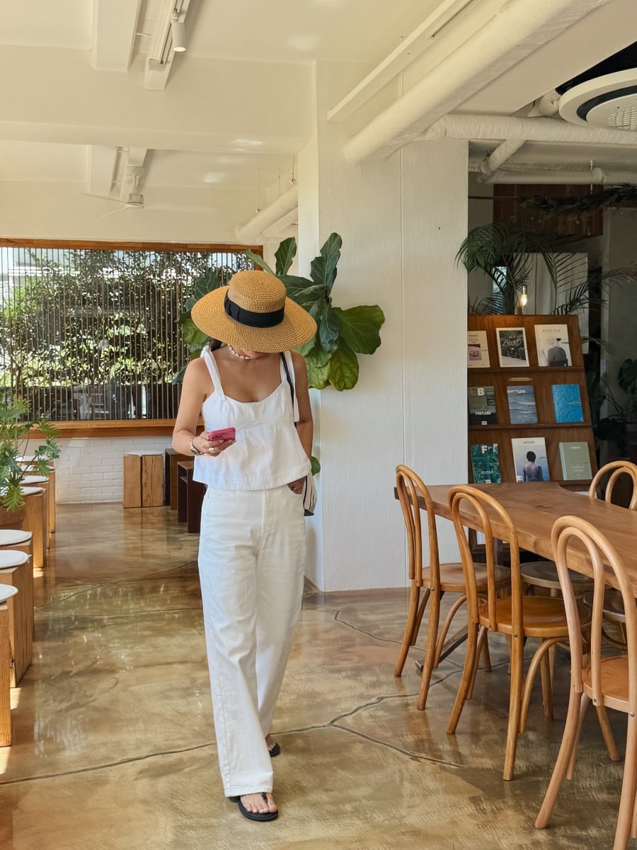 Những chiếc áo hai dây được làm từ lụa hoặc cotton cao cấp thường mang đến cảm giác thanh lịch hơn so với các thiết kế quá mỏng hoặc quá ôm sát.