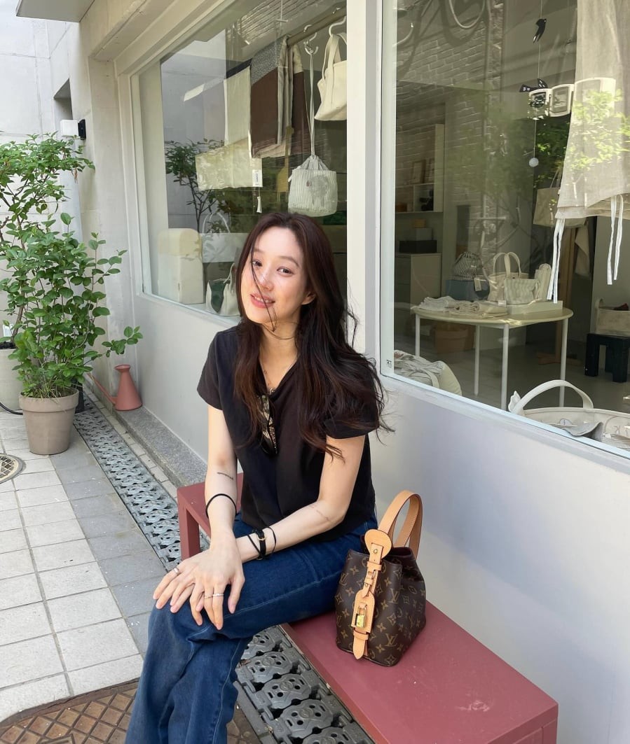 Thay vì chọn áo quá bó hoặc quá rộng, nhiều người ưu tiên những chiếc áo thun có phom vừa vặn để tạo cảm giác gọn gàng cho vóc dáng. 