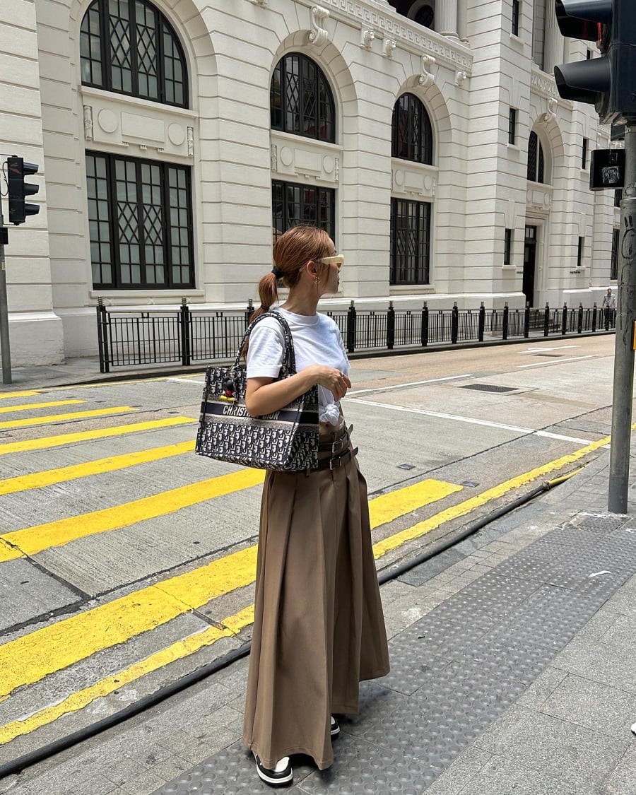 Khi kết hợp với chân váy dài, đặc biệt là các thiết kế váy chữ A hoặc váy xếp ly, tổng thể trang phục trở nên mềm mại và duyên dáng hơn.