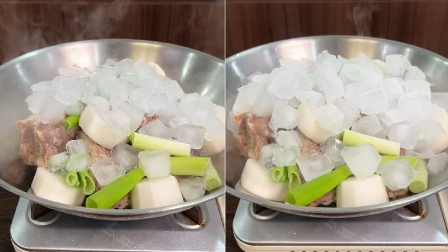 Thêm đá lạnh vào nồi hầm xương giúp duy trì nhiệt độ sôi ổn định để chiết xuất ra hương vị thơm ngon nhất cho nước dùng.