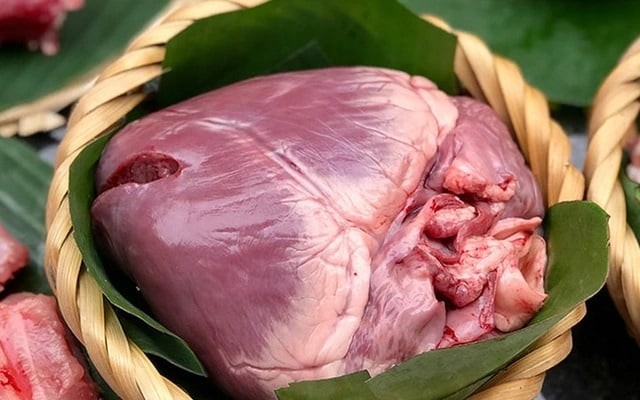 Khác với những phần thịt phổ biến như ba chỉ hay nạc vai, tim lợn được xem là “hàng chọn”. 