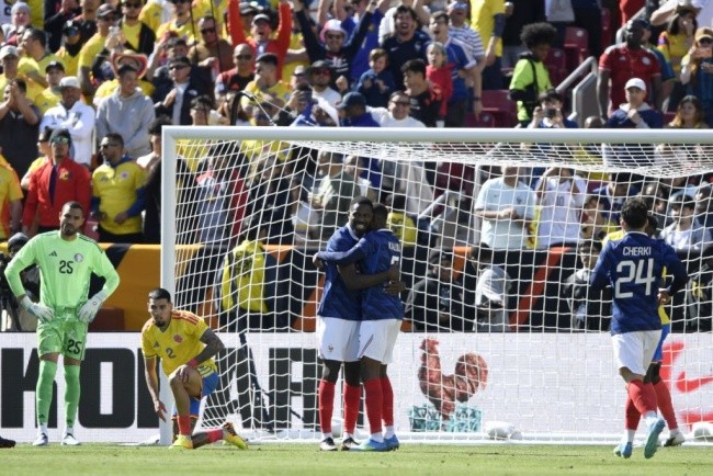 Thuram ghi bàn cho Pháp.