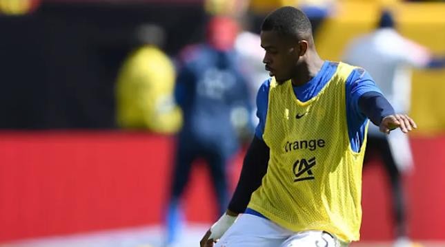 Pierre Kalulu – 6/10: Trong lần thứ hai đá chính cho ĐTQG, hậu vệ phải của AC Milan gặp đôi chút khó khăn trước tốc độ của Luis Díaz ở những phút đầu. Tuy nhiên, anh dần bắt nhịp và chơi tự tin hơn, góp dấu giày vào bàn thắng nâng tỷ số lên 2-0.