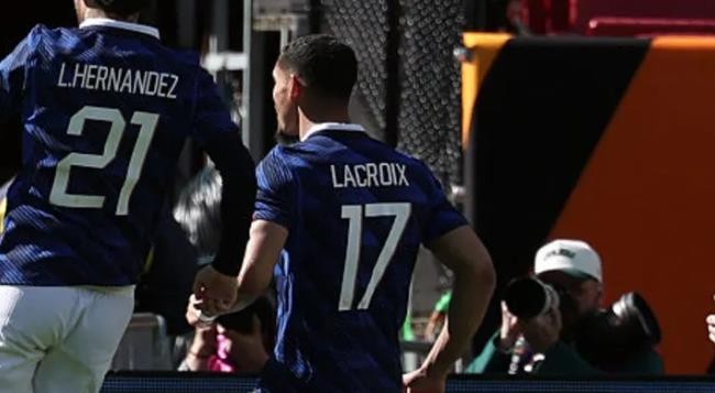 Maxence Lacroix – 6/10: Màn ra mắt ấn tượng của trung vệ này. Anh thể hiện sự chắc chắn trong phòng ngự cùng nền tảng thể lực sung mãn, chứng minh bản thân là một lựa chọn đáng tin cậy cho HLV Didier Deschamps.