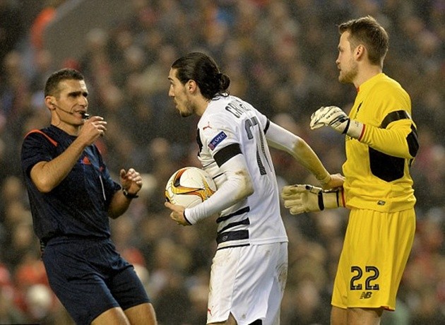 Thủ môn Mignolet khiến Liverpool hứng chịu hậu quả vì giữ bóng quá lâu.