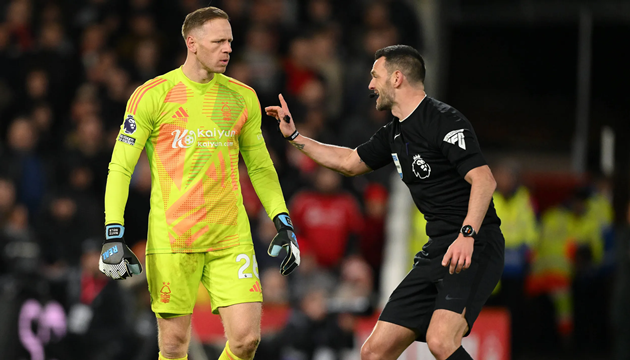 Trọng tài thường nhắc nhở thủ môn về việc câu giờ trước khi rút thẻ phạt.