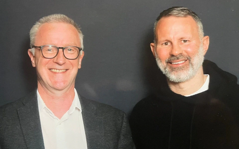 Phóng viên Neil Squires chụp ảnh cùng Ryan.