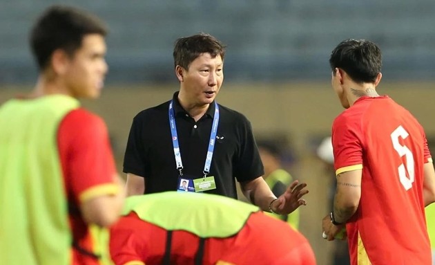 Ông Kim Sang-sik và các học trò chuẩn bị tái đấu Malaysia.