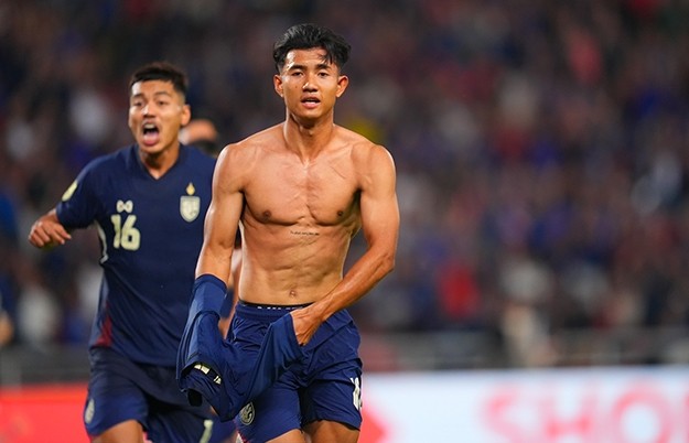 Cởi áo ăn mừng thường là phản xạ vô điều kiện của cầu thủ.