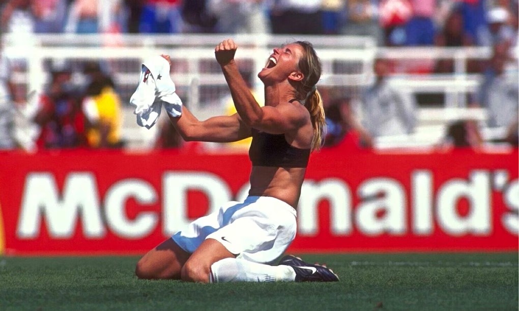 Khoảnh khắc lịch sử của Brandi Chastain.