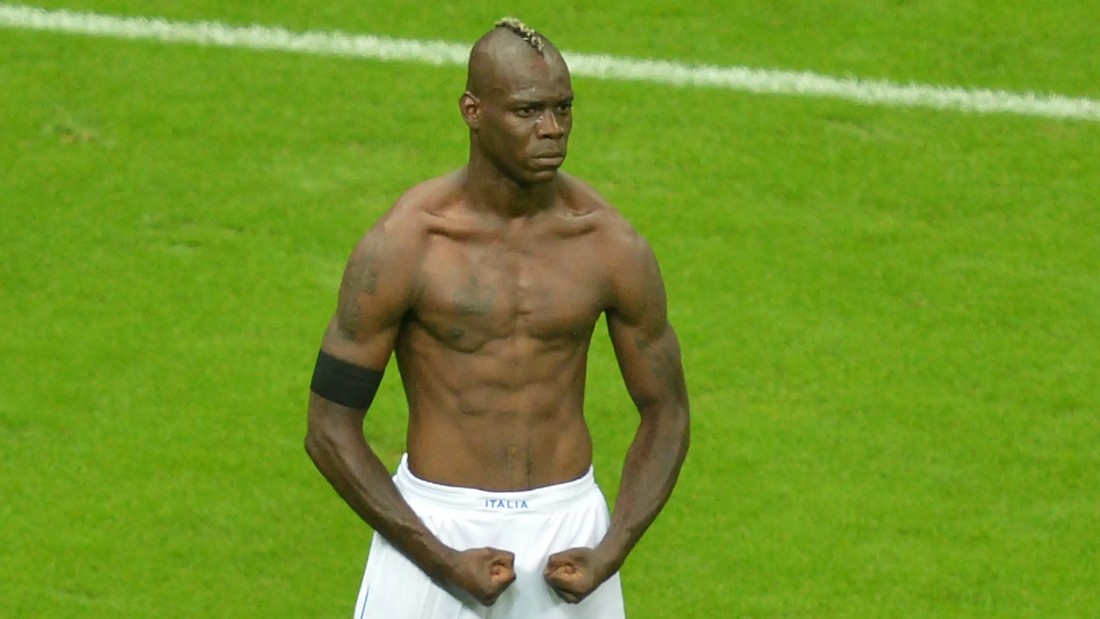Mario Balotelli và hình ảnh biểu tượng ở EURO 2012.