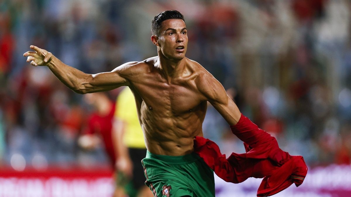 Cristiano Ronaldo cũng có những pha cởi áo ăn mừng đáng chú ý.