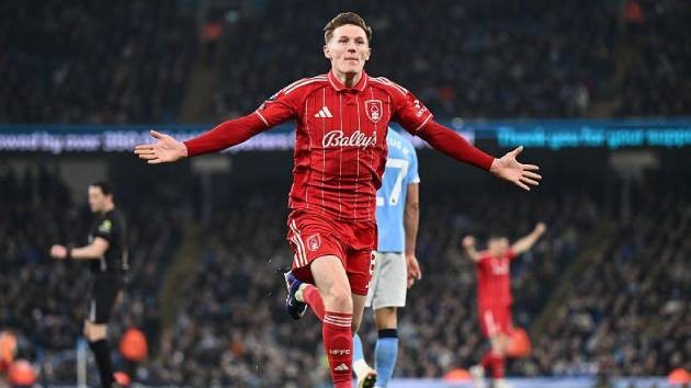 Elliot Anderson đang được cả 2 ông lớn thành Manchester theo đuổi.