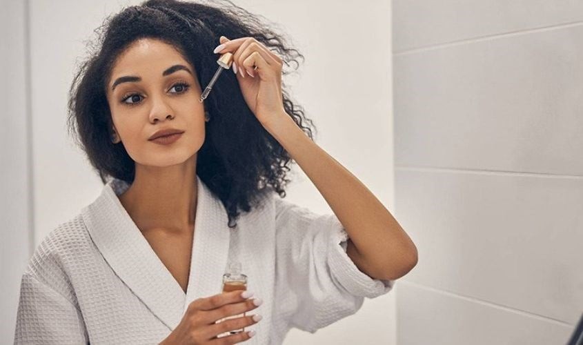  Khi massage nhẹ lên da mặt, lớp dầu giúp cuốn trôi tạp chất mà không làm mất đi độ ẩm tự nhiên. 