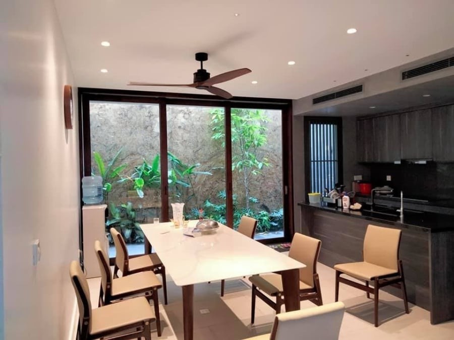 Bàn ăn vốn là nơi sum họp của các thành viên trong gia đình, tượng trưng cho sự gắn kết và ấm cúng. 