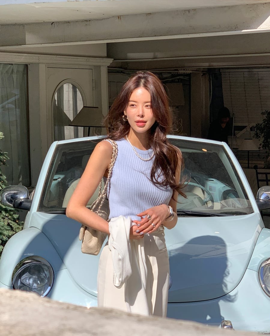 Các thiết kế như croptop, áo hai dây hoặc cổ vuông mang đến cảm giác nữ tính, đồng thời tôn lên đường nét cơ thể một cách tinh tế.