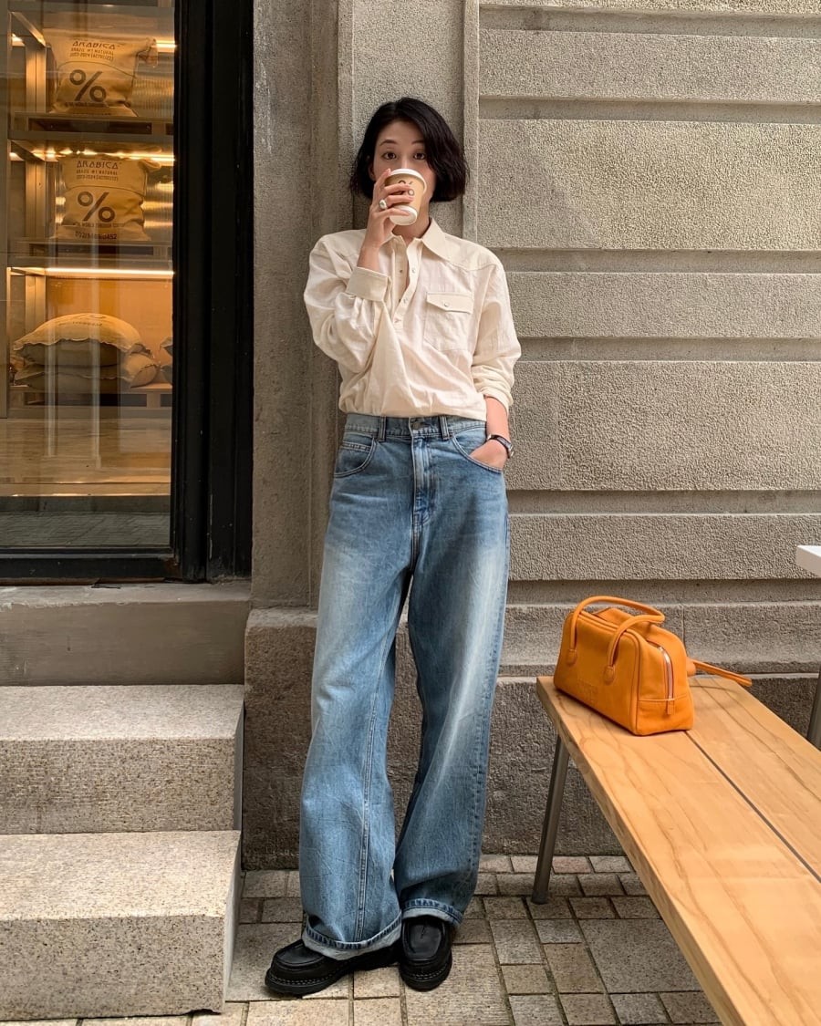 Khi kết hợp với quần short hoặc quần ống suông, trang phục trở nên năng động nhưng vẫn giữ được nét thanh lịch. 