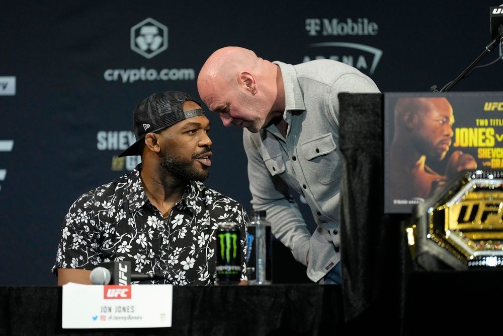 Chủ tịch Dana White và Jon Jones tại họp báo UFC 285