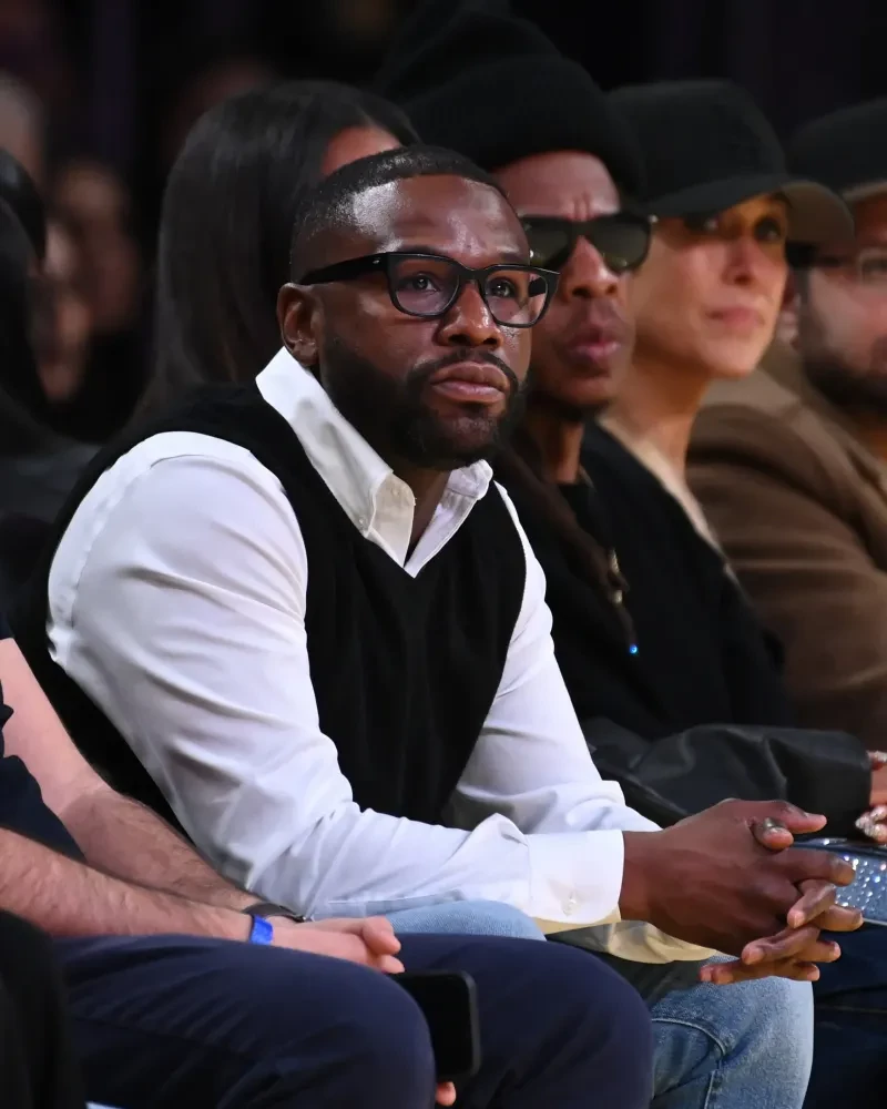 Floyd Mayweather Jr. tham dự trận đấu giữa San Antonio Spurs và Los Angeles Lakers.