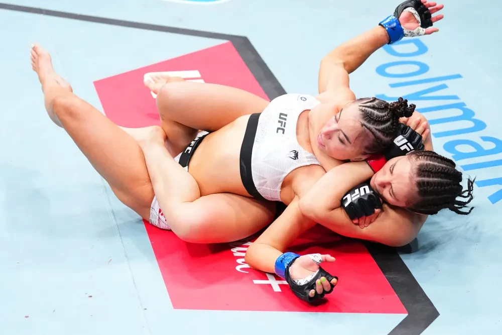 Alexa Grasso ăn mừng sau khi đánh bại Maycee Barber tại UFC Seattle.