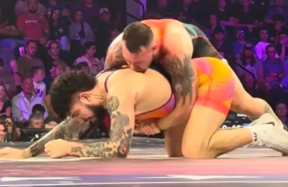 Colby Covington đang kiểm soát Dillon Danis trên thảm đấu vật.