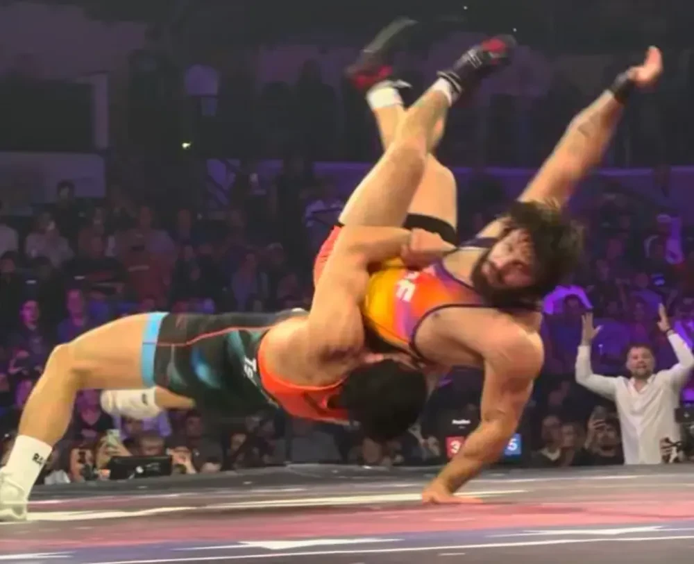 Arman Tsarukyan trong trận đấu vật với Georgio Poullas