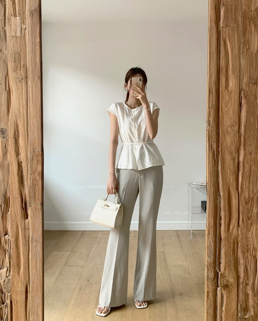 Sự kết hợp này đặc biệt phù hợp trong môi trường công sở hoặc những dịp cần sự chỉn chu.