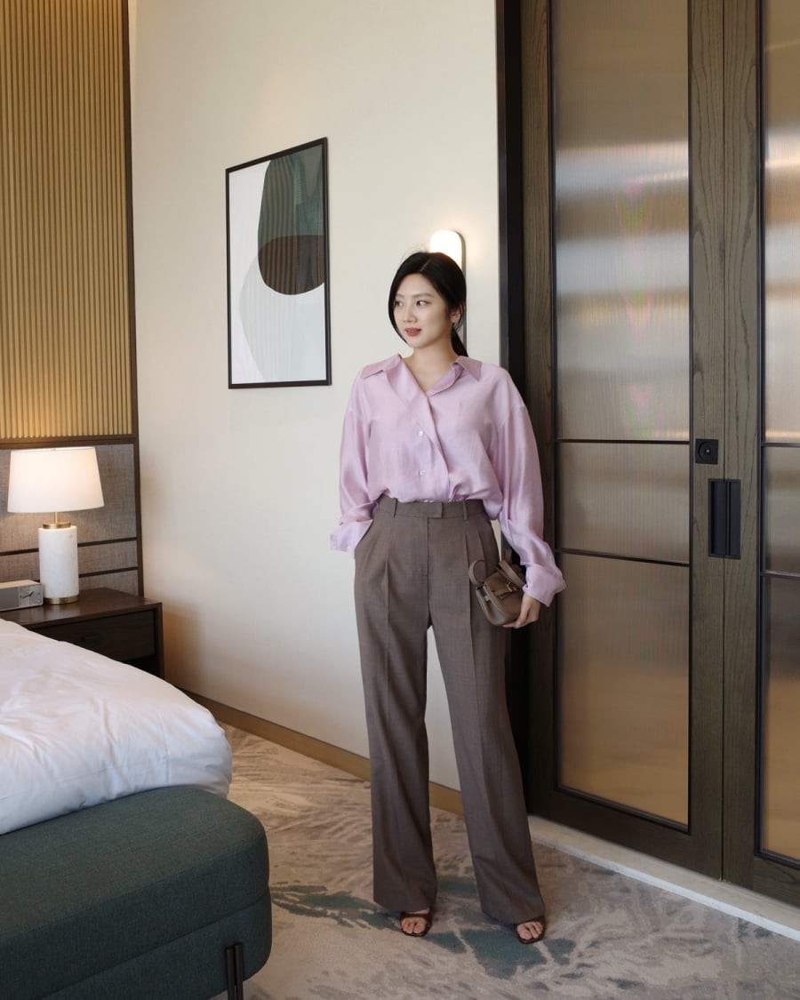 Các tông màu sáng như trắng, xanh nhạt hay hồng pastel khi kết hợp với quần âu ống rộng tạo nên diện mạo gọn gàng, hiện đại và phù hợp với nhiều hoàn cảnh.