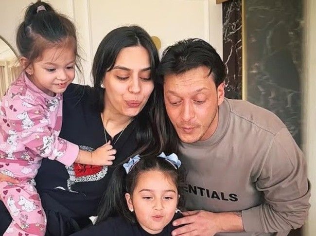 Gia đình nhỏ của Ozil.