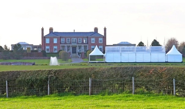 Chiếc rạp khổng lồ được dựng trước dinh thự của Rooney.