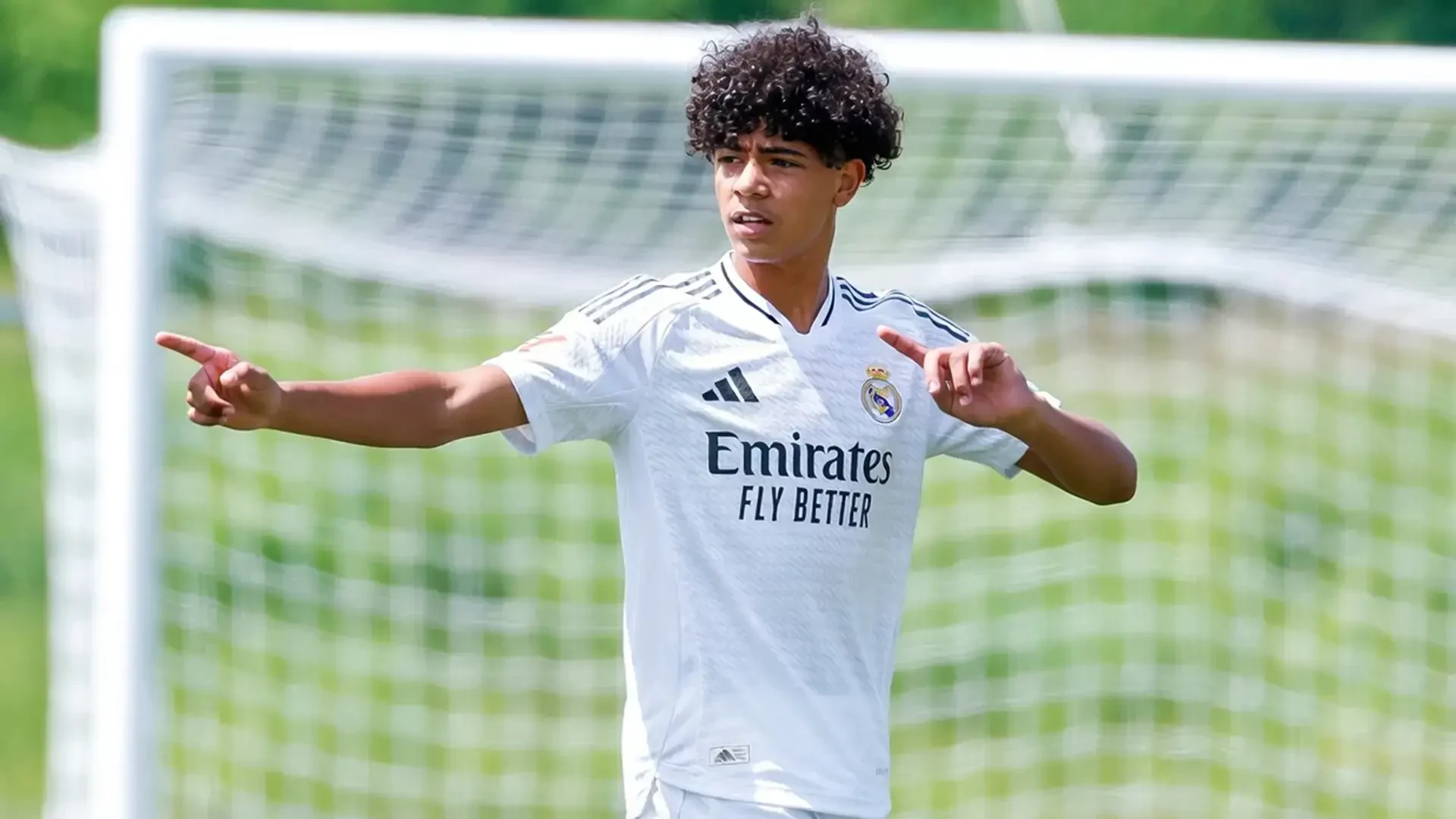 Cristiano Jr trở lại Valdebebas đầy cảm xúc.