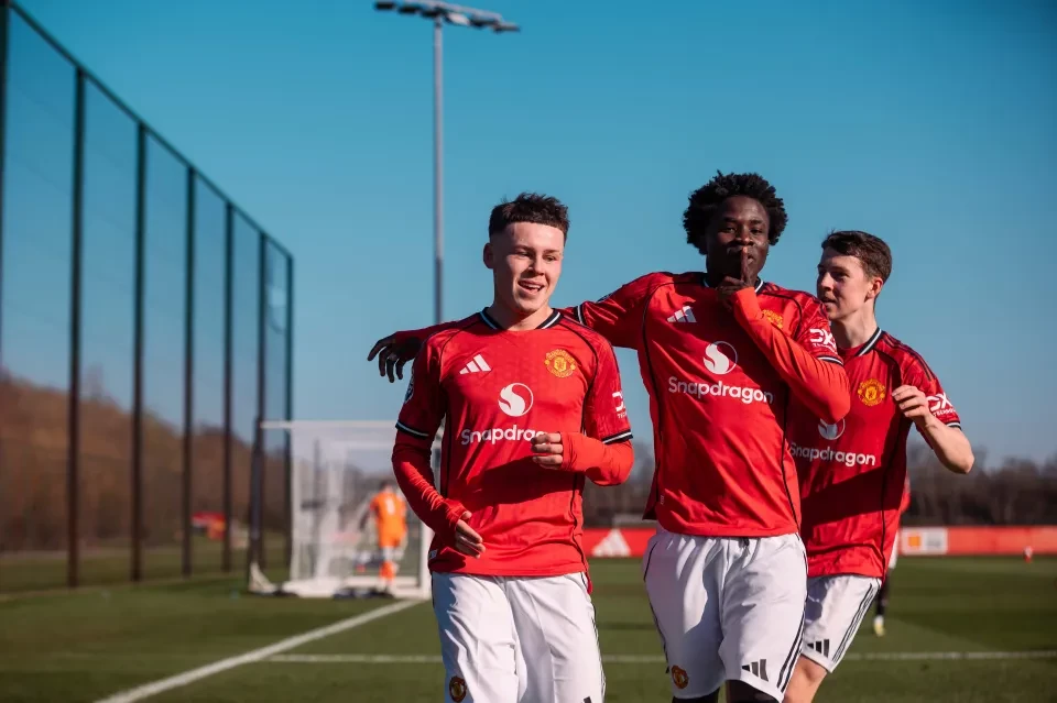 Carrington nuôi dưỡng giấc mơ Quỷ đỏ tương lai.