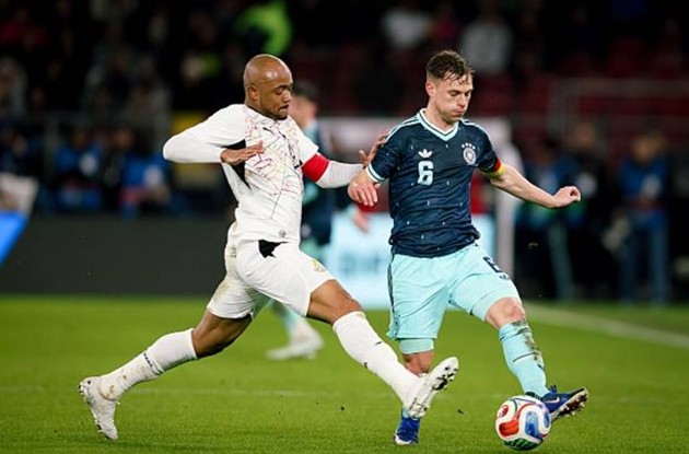 Hậu vệ phải: Joshua Kimmich – 7 điểm Kimmich đảm nhận vai trò kiến thiết từ tuyến dưới bằng cách thường xuyên bó vào trung lộ để điều tiết lối chơi. Anh có một pha cản phá cực kỳ quan trọng ngăn chặn đường căng ngang nguy hiểm của đối phương. Dù bỏ lỡ một cơ hội ghi bàn ở cuối trận khi được đẩy lên đá tiền vệ, nhưng màn trình diễn tổng thể của anh vẫn rất ấn tượng.