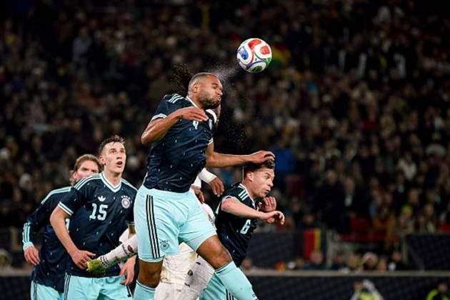 Trung vệ: Jonathan Tah – 7 điểm Trung vệ của Leverkusen luôn tỏ ra nguy hiểm trong các tình huống dâng cao tham gia phạt góc và giành chiến thắng áp đảo trong các pha tranh chấp tay đôi. Tah thi đấu cực kỳ điềm tĩnh và không phạm bất kỳ sai lầm nào trước khi rời sân nhường chỗ cho Antonio Rüdiger ngay sau hiệp một.