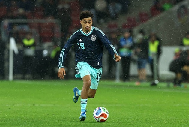 Hậu vệ trái: Nathaniel Brown – 7 điểm Trong lần đầu tiên đá chính cho đội tuyển quốc gia, hậu vệ trẻ này đã thể hiện sự điềm tĩnh đáng kinh ngạc. Brown cho thấy khả năng phòng ngự một đối một xuất sắc, đặc biệt là tình huống ngăn chặn Prince Adu trong hiệp một. Anh rời sân ở phút 60 để nhường chỗ cho đàn anh David Raum.