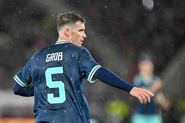 Tiền vệ phòng ngự: Pascal Gross – 5 điểm Gross thực hiện tốt các yêu cầu luân chuyển bóng cơ bản và luôn sẵn sàng nhận bóng dưới áp lực. Tuy nhiên, anh dường như thiếu đi sức mạnh và sự cơ động cần thiết để duy trì ưu thế trong các cuộc đối đầu thể lực với các tiền vệ giàu năng lượng phía Ghana. Anh được thay ra bởi Leon Goretzka ở phút 60.