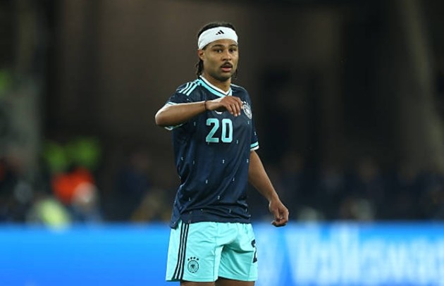 Tiền vệ cánh phải: Serge Gnabry – 5 điểm Gnabry hoạt động năng nổ ở cả hai hành lang cánh nhưng các pha chạm bóng cuối cùng thường thiếu đi sự tinh tế cần thiết. Anh có một vài đường chuyền hỏng gây ảnh hưởng đến nhịp độ tấn công của đội nhà và bị thay ra ngay sau hiệp một.