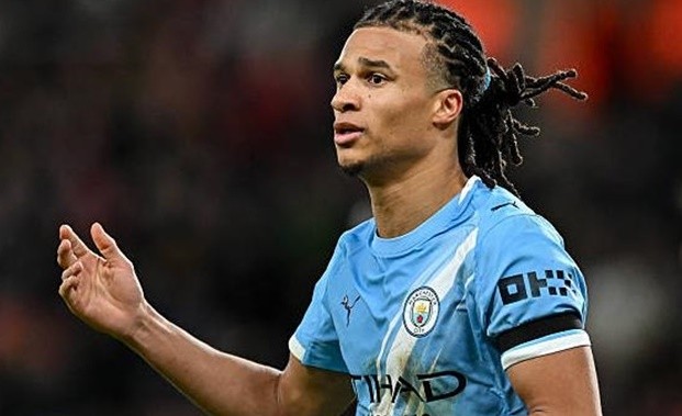 Ake đứng trước những đồn đoán về khả năng chia tay Man City.