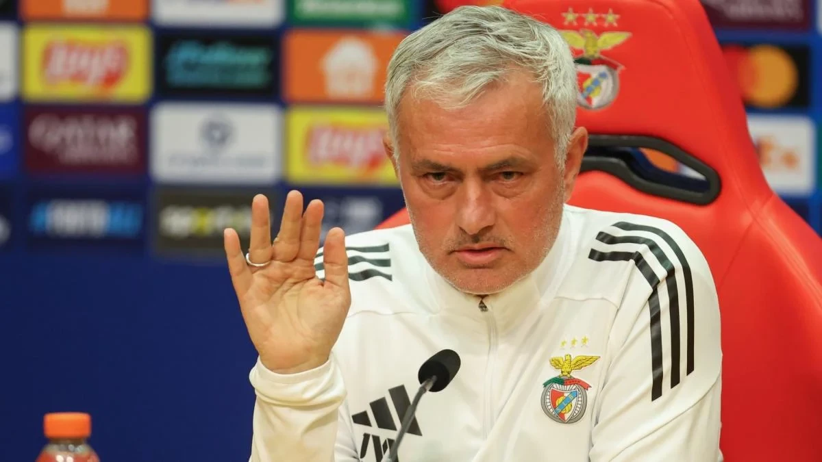 Một HLV, một đạo diễn, một kẻ thao túng.