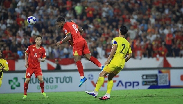 Xuân Son lập cú đúp đánh đầu vào lưới Malaysia