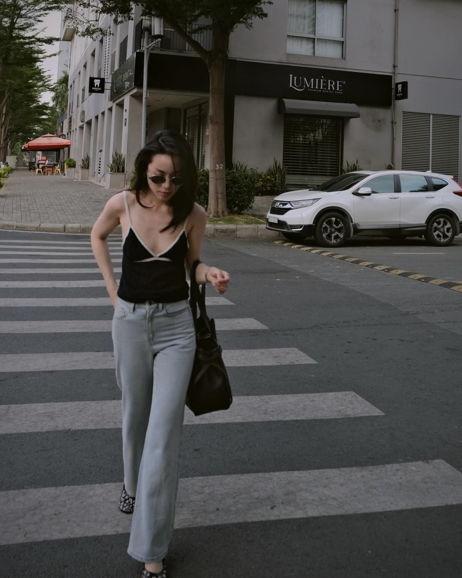 Các chất liệu như satin, lụa hoặc cotton thường được lựa chọn để tăng cảm giác nhẹ nhàng và thoáng mát. 