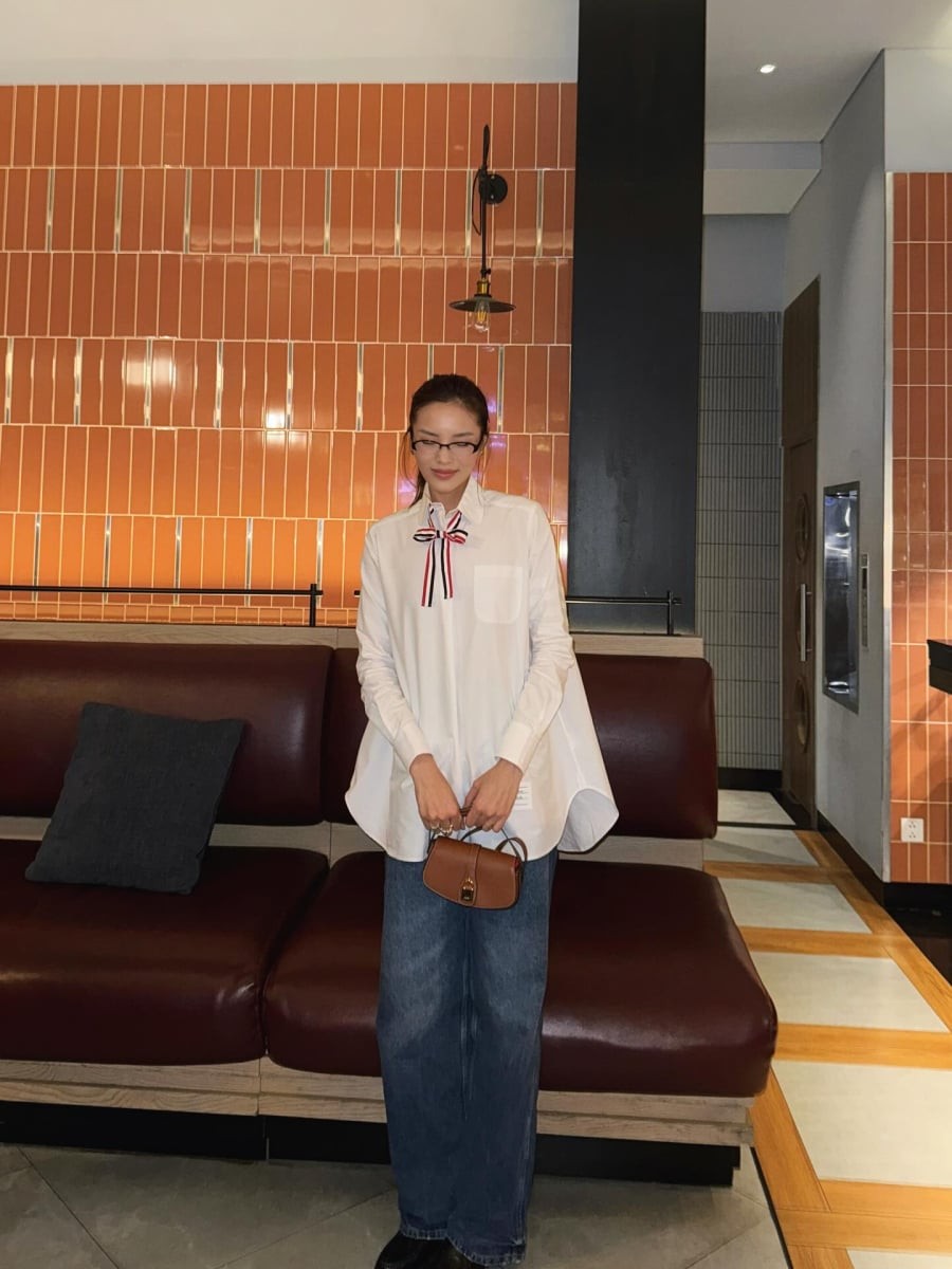  Các sao nữ thường ưu tiên những thiết kế blouse làm từ voan hoặc lụa để tăng độ bay nhẹ, từ đó giúp tổng thể trở nên thanh thoát hơn.