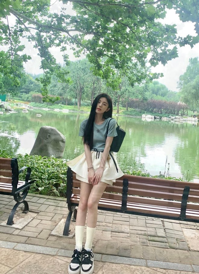 So với những kiểu váy dài lửng dễ khiến chiều cao bị “nén lại”, váy ngắn rõ ràng là lựa chọn hiệu quả hơn trong việc cải thiện tỷ lệ cơ thể.