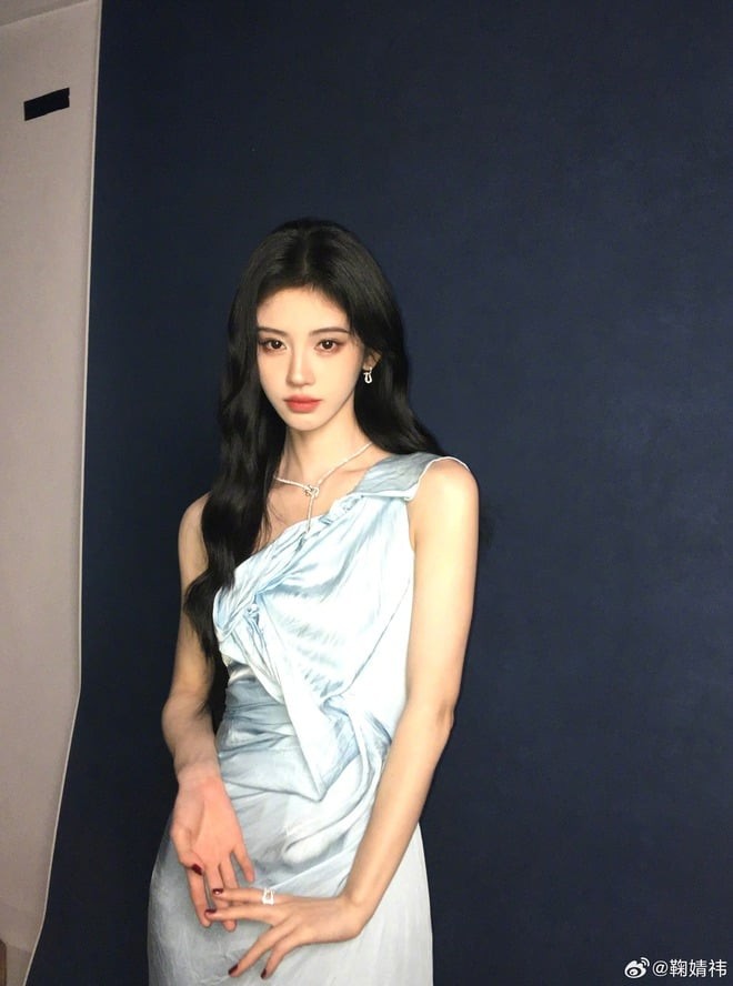 Ngay cả khi diện váy dài, cách phối đồ của Cúc Tịnh Y vẫn tuân theo quy tắc nhấn eo