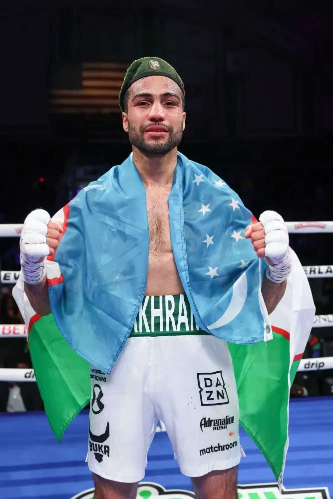 Shakhram Giyasov ăn mừng chiến thắng