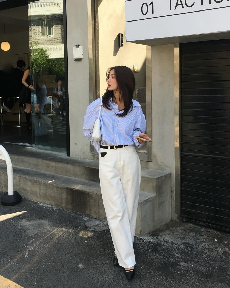 So với các gam màu tối, denim trắng tạo hiệu ứng thị giác thoáng hơn, đồng thời vẫn giữ được vẻ gọn gàng cần thiết trong môi trường làm việc.