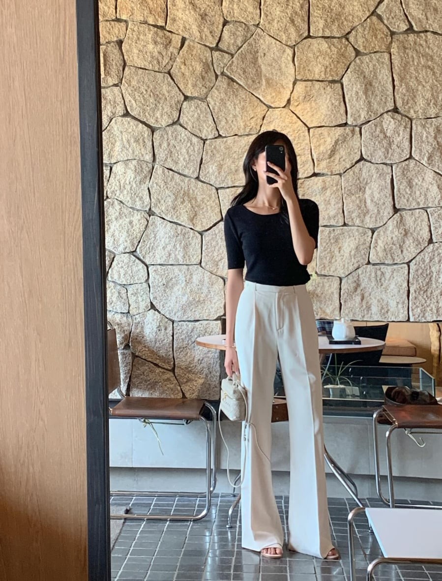  Khi đi cùng quần âu, tổng thể trang phục đạt được sự cân bằng giữa thoải mái và lịch sự.