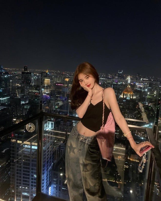 Thiết kế cạp cao giúp xác định lại vị trí eo, tạo điểm bắt đầu mới cho đôi chân