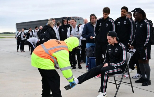 Các cầu thủ tuyển Bỉ trải qua quy trình kiểm tra an ninh.