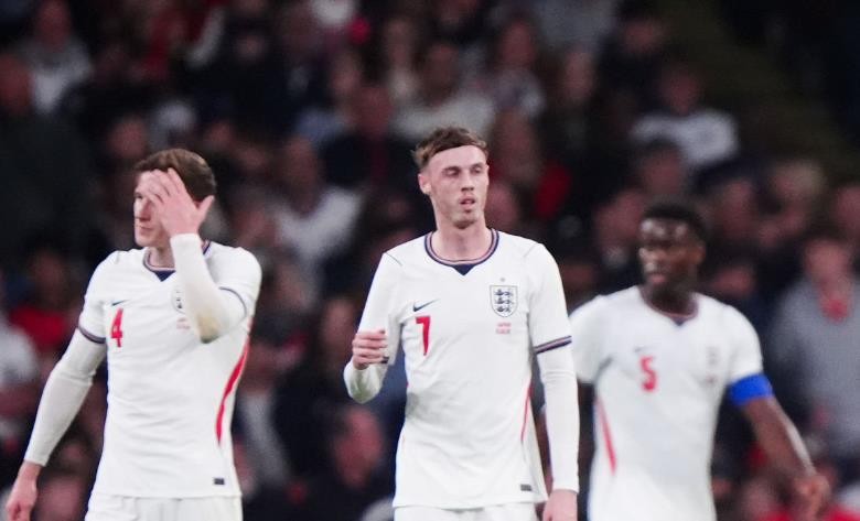 Dàn sao Tam sư mờ nhạt trước Nhật Bản.